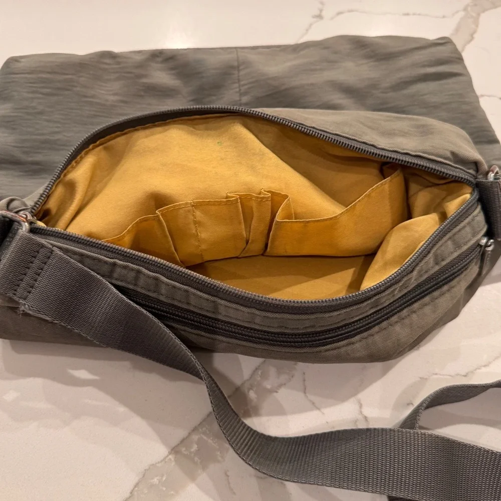 Baggallini Crossbody Bag Olive Green Nylon Travel Messenger Shoulder Bag Pocket